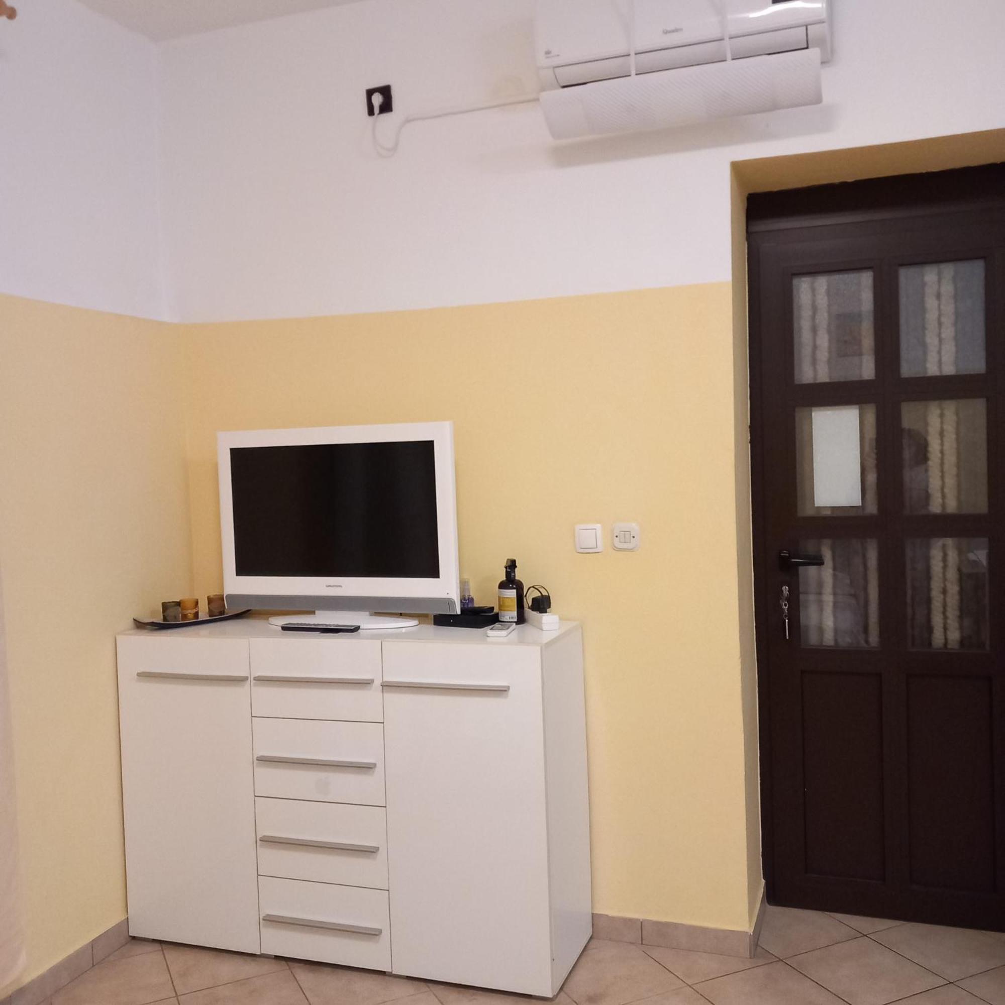 Apartmani Bozic-오미살즈 외부 사진