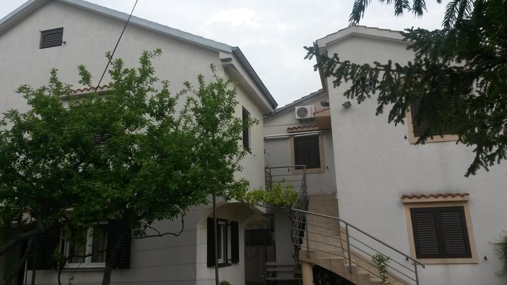 Apartmani Bozic-오미살즈 외부 사진
